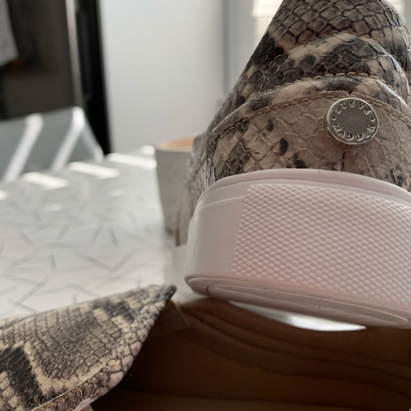 STEVE MADDEN SNAKE PRINT SNEAKERS - Picture 5 of 5